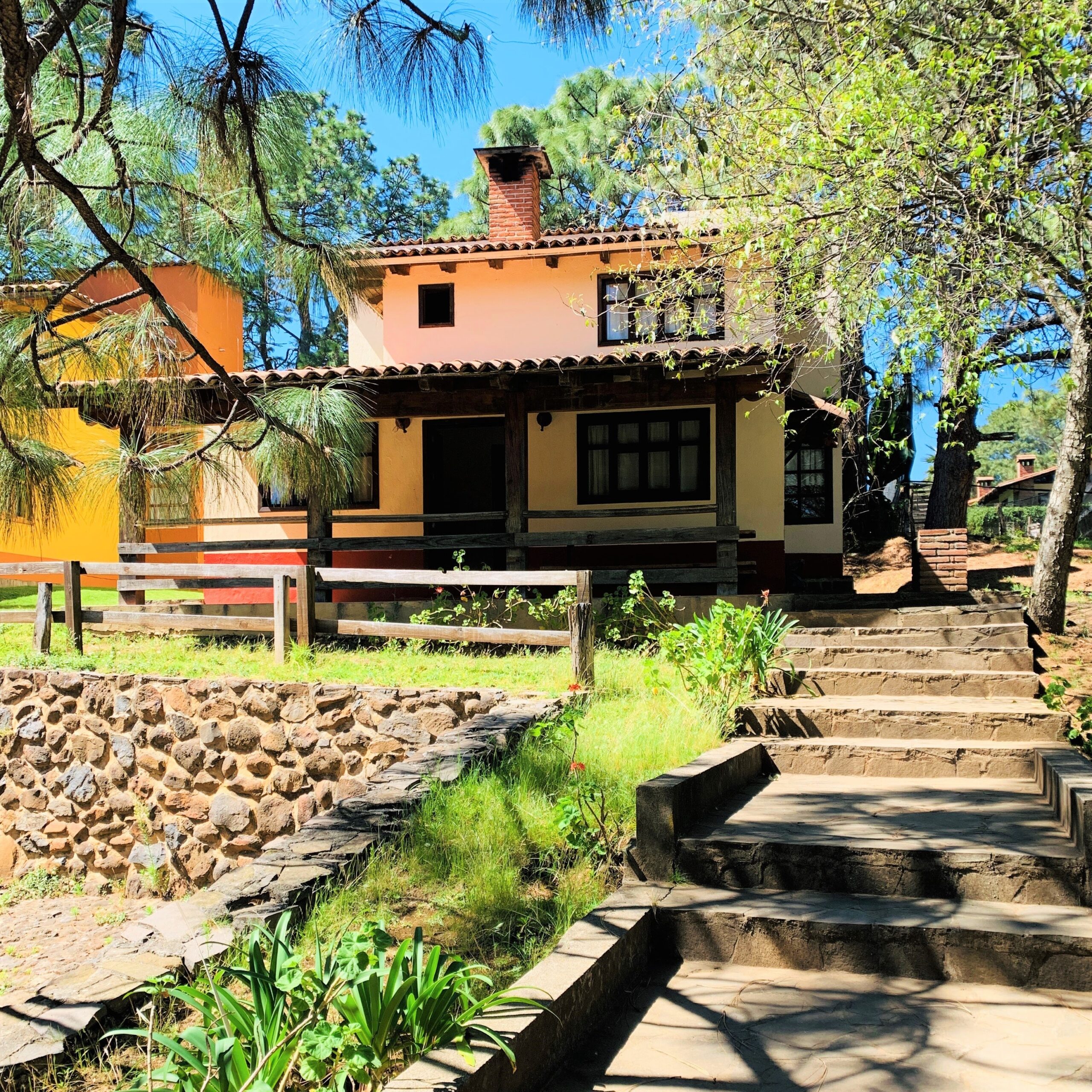 fachada-cabanas-del-bosque-airbnb-mazamitla-pueblo-magico-jalisco