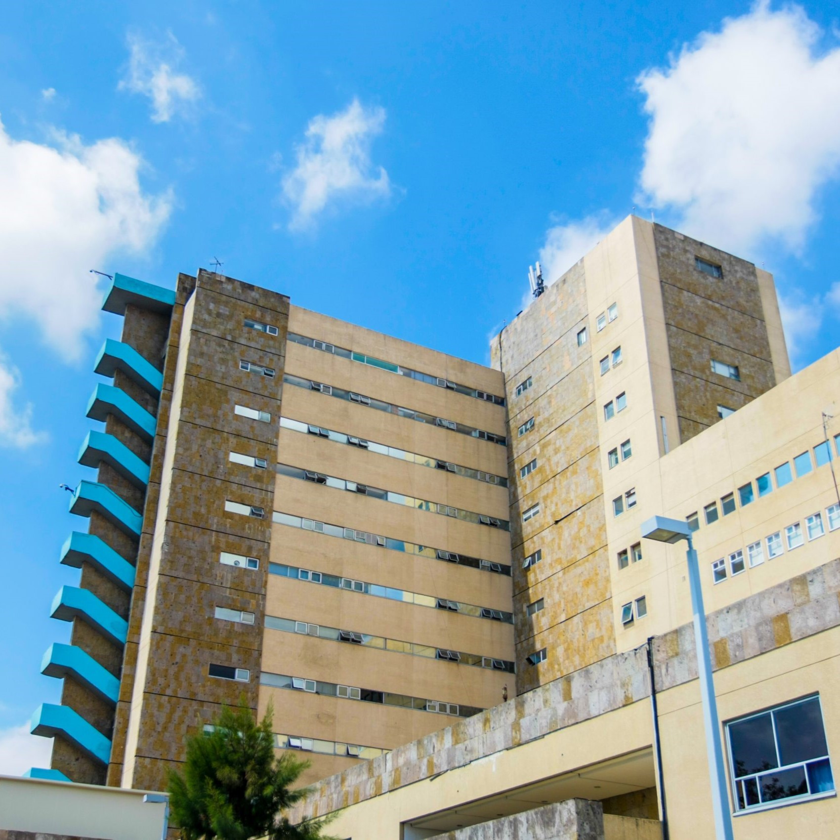 Centro Universitario de Ciencias de la Salud (CUCS) y el Hospital Civil Nuevo Juan I. Menchaca