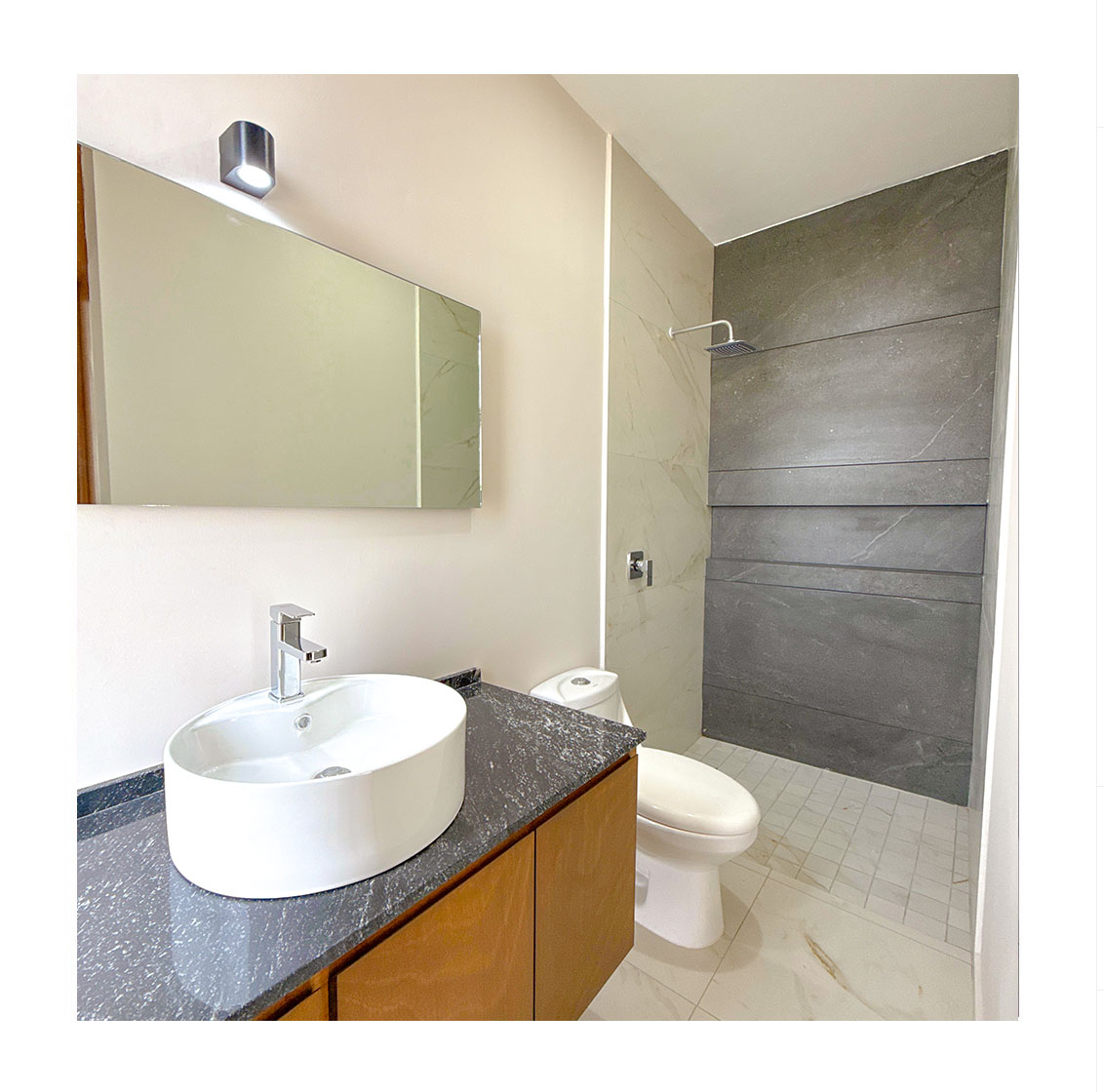 Baño completo principal