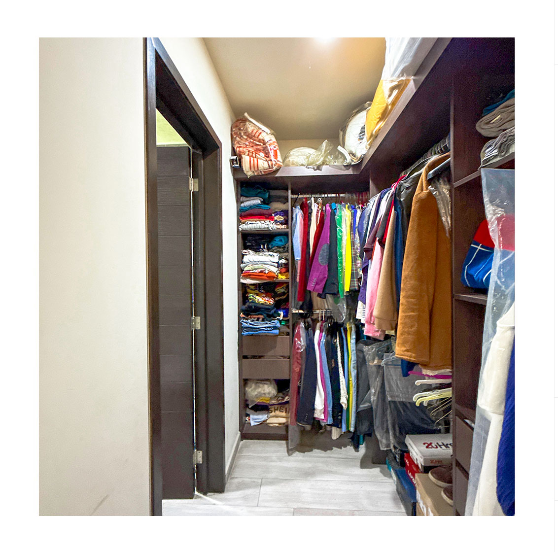 Walk-in closet  vestidor